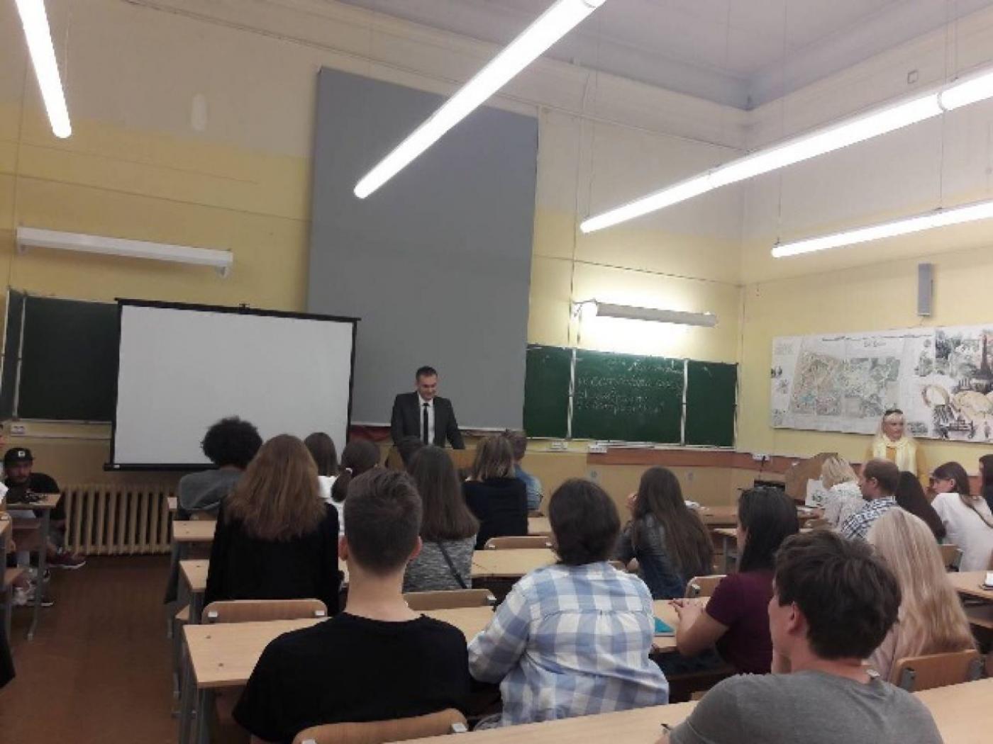Студенты 1-го курса Архитектурного факультета приняли участие во встрече c заместителем начальника отдела по борьбе с экономическими преступлениями УВД администрации Советского района г. Минска.